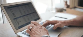 Cara Mencantum dan Menyahcantumkan Sel dalam Helaian Google