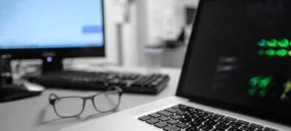 Cómo cerrar la computadora portátil y usar el monitor en Windows 11 y 10