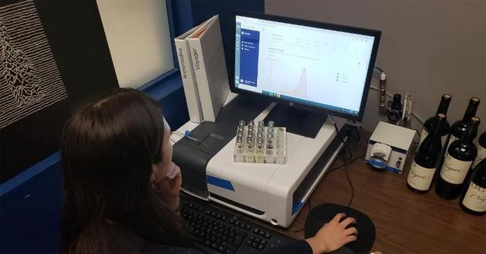 Empresa de tecnologia ensina computadores... degustação de vinhos