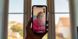 Cara menggunakan gerak isyarat tangan untuk mencetuskan Reaksi semasa panggilan video FaceTime