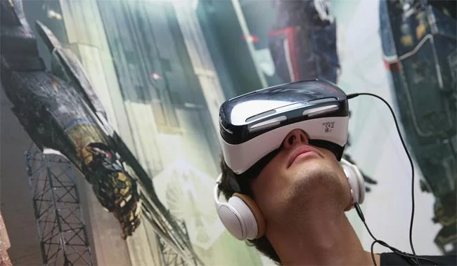 Apakah AR? Apakah VR? Bagaimanakah kedua-dua teknologi ini serupa dan berbeza?
