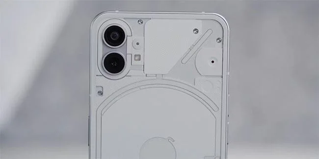 Apakah perbezaan antara Nothing Phone 1 dan iPhone SE 3?