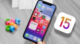 Arahan untuk menukar gaya jam skrin kunci iPhone