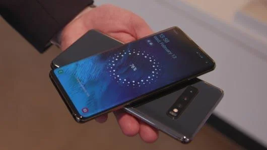 Cara mengecas peranti lain secara wayarles pada Samsung Galaxy S10