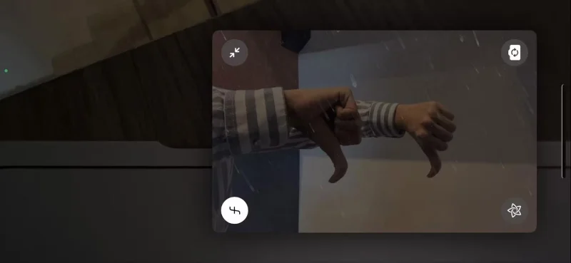 Cara menggunakan gerak isyarat tangan untuk mencetuskan Reaksi semasa panggilan video FaceTime