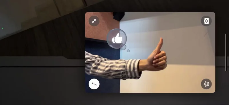 Cara menggunakan gerak isyarat tangan untuk mencetuskan Reaksi semasa panggilan video FaceTime