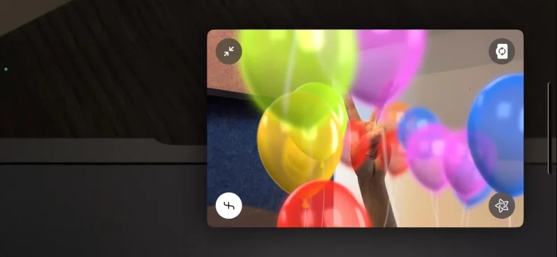 Cara menggunakan gerak isyarat tangan untuk mencetuskan Reaksi semasa panggilan video FaceTime