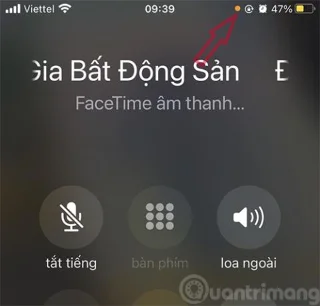 Apakah titik oren dan titik hijau di penjuru skrin iPhone?