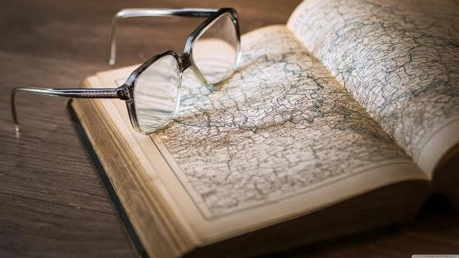 Muat turun segera satu set kertas dinding tema Vintaj yang ringkas tetapi menawan untuk komputer anda