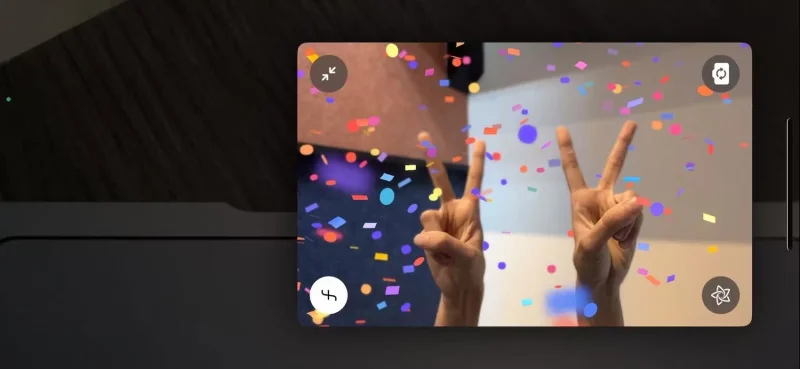 Cara menggunakan gerak isyarat tangan untuk mencetuskan Reaksi semasa panggilan video FaceTime