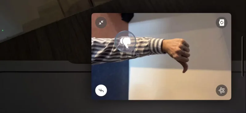 Cara menggunakan gerak isyarat tangan untuk mencetuskan Reaksi semasa panggilan video FaceTime