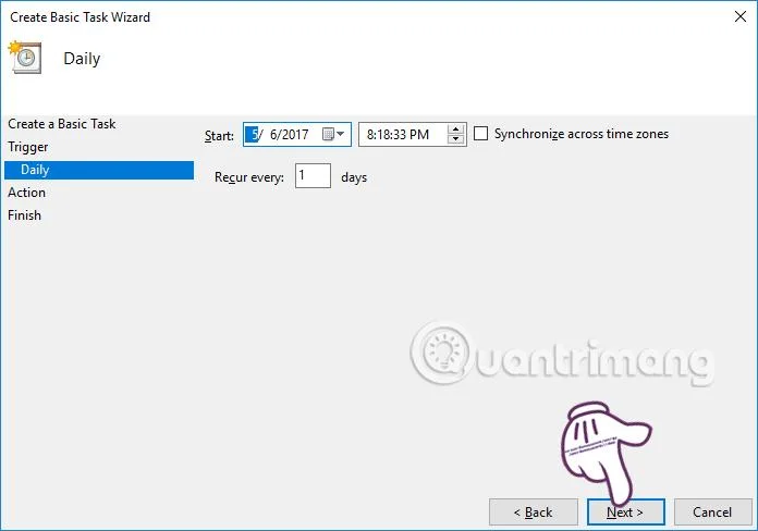 Bagaimana untuk menjadikan latar belakang gelap secara automatik pada Windows 10
