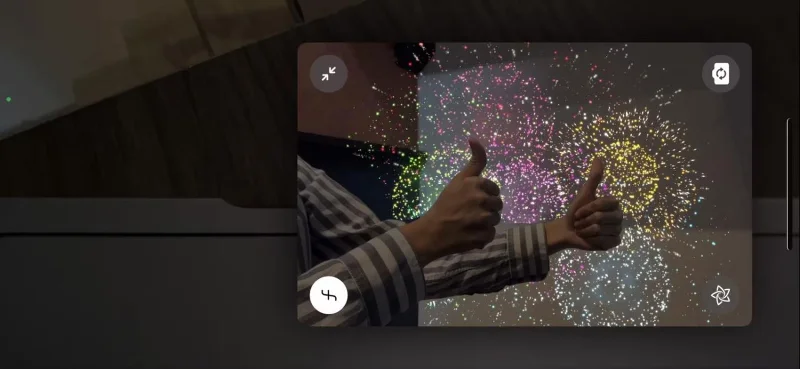 Cara menggunakan gerak isyarat tangan untuk mencetuskan Reaksi semasa panggilan video FaceTime
