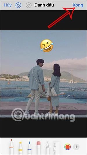 Cara memasukkan emoji ke dalam foto pada iPhone adalah sangat mudah