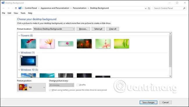 Arahan untuk memasang kertas dinding berbeza pada setiap skrin Windows 10