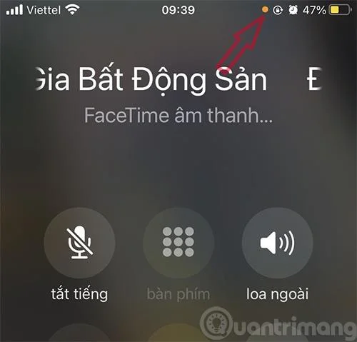 Apakah titik oren dan titik hijau di penjuru skrin iPhone?