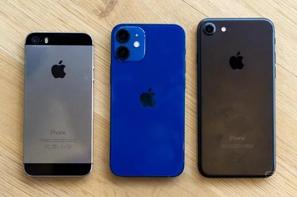 Bandingkan saiz iPhone 12 mini dan iPhone 12 Pro Max