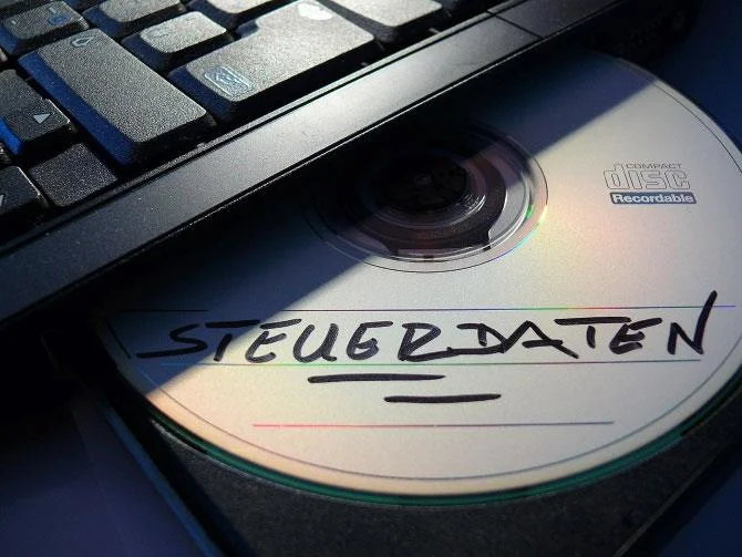 Bagaimana untuk menambah kertas dinding pada bar tugas pada Windows 10