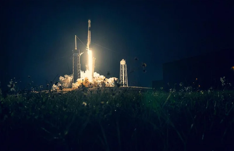 Muat turun kertas dinding angkasa yang cantik yang diambil oleh NASA, ULA, SpaceX