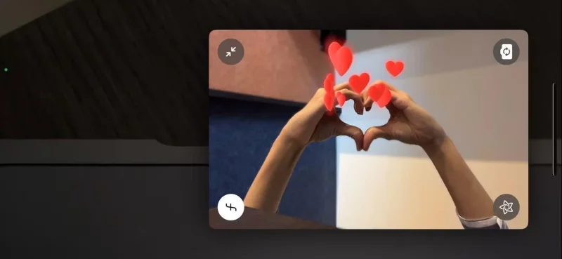 Cara menggunakan gerak isyarat tangan untuk mencetuskan Reaksi semasa panggilan video FaceTime